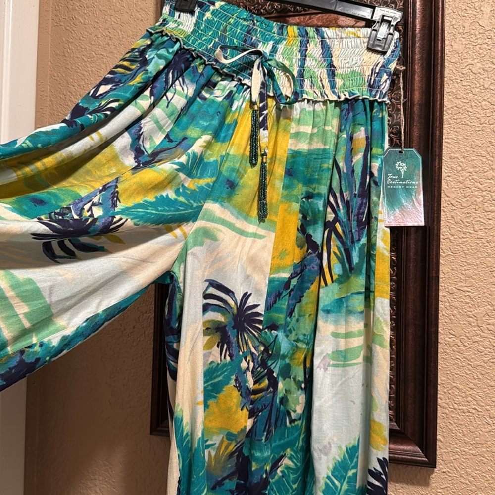 NWT True Destination Resort Wear Wide Leg Palazzo Pants. Colorful Tropical Print
